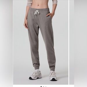 Vuori performance joggers Chia Heather size medium